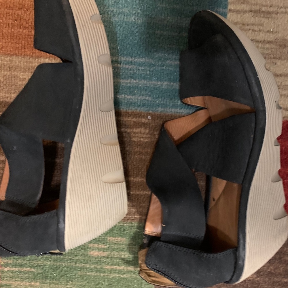 Clarks
Clarene Glamour Nubuck Wedge Sandal